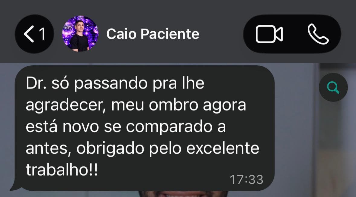 Print de conversa no WhatsApp. Caio escreve: "Dr. só passando pra lhe agradecer, meu ombro agora está novo se comparado a antes, obrigado pelo excelente trabalho!!"