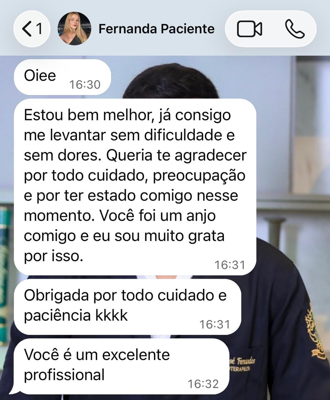 Print de conversa no WhatsApp. Fernanda escreve: "Estou bem melhor, já consigo me levantar sem dificuldade e sem dores. Queria te agradecer por todo cuidado, preocupação e por ter estado comigo nesse momento. Você foi um anjo comigo e eu sou muito grata por isso. Obrigada por todo cuidado e paciência. Você é um excelente profissional."