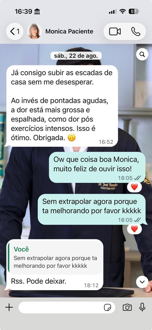 Print de conversa no WhatsApp. Monica escreve: "Já consigo subir as escadas de casa sem me desesperar. Ao invés de pontadas agudas, a dor está mais grossa e espalhada, como dor pós exercícios intensos. Isso é ótimo. Obrigada."